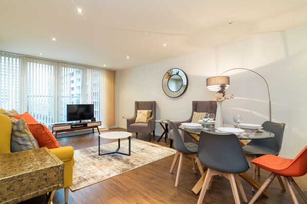 Appartement, 2 chambres | Salle de séjour | Télévision à écran plat