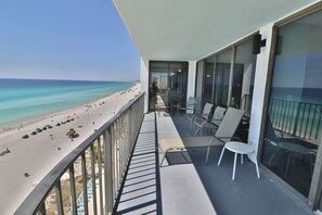 Un balcón con vista a una playa y al océano.