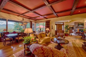 TV, fireplace, DVD player, books - Luxury Home in Laurel Ridge Country Club Community (Waynesville)