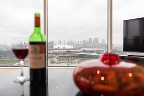Flat-screen TV - Austin David Apartments - New Island (London)