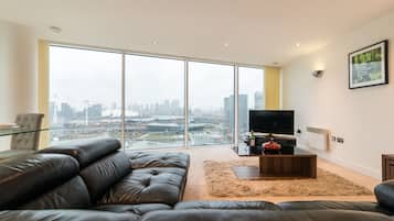 Apartamento, 2 quartos | Área de estar | TV de tela plana