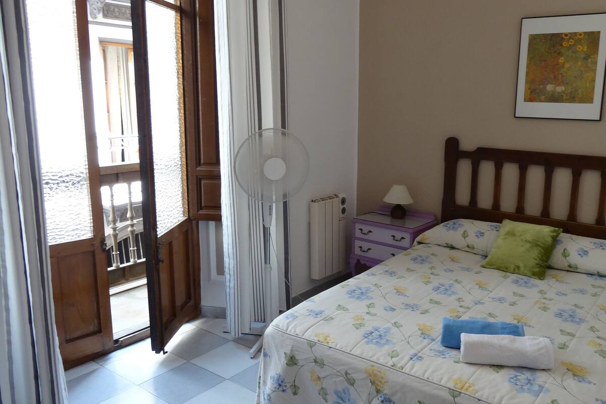 Basic Double Room, 1 Double or 2 Twin Beds, Shared Bathroom | WiFi (free)