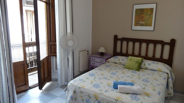Basic Double Room, 1 Double or 2 Single Beds, Shared Bathroom | Free WiFi