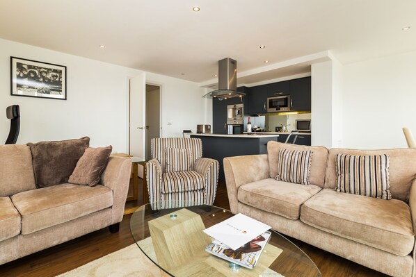 Appartement, 2 chambres | Salle de séjour | Télévision à écran plat