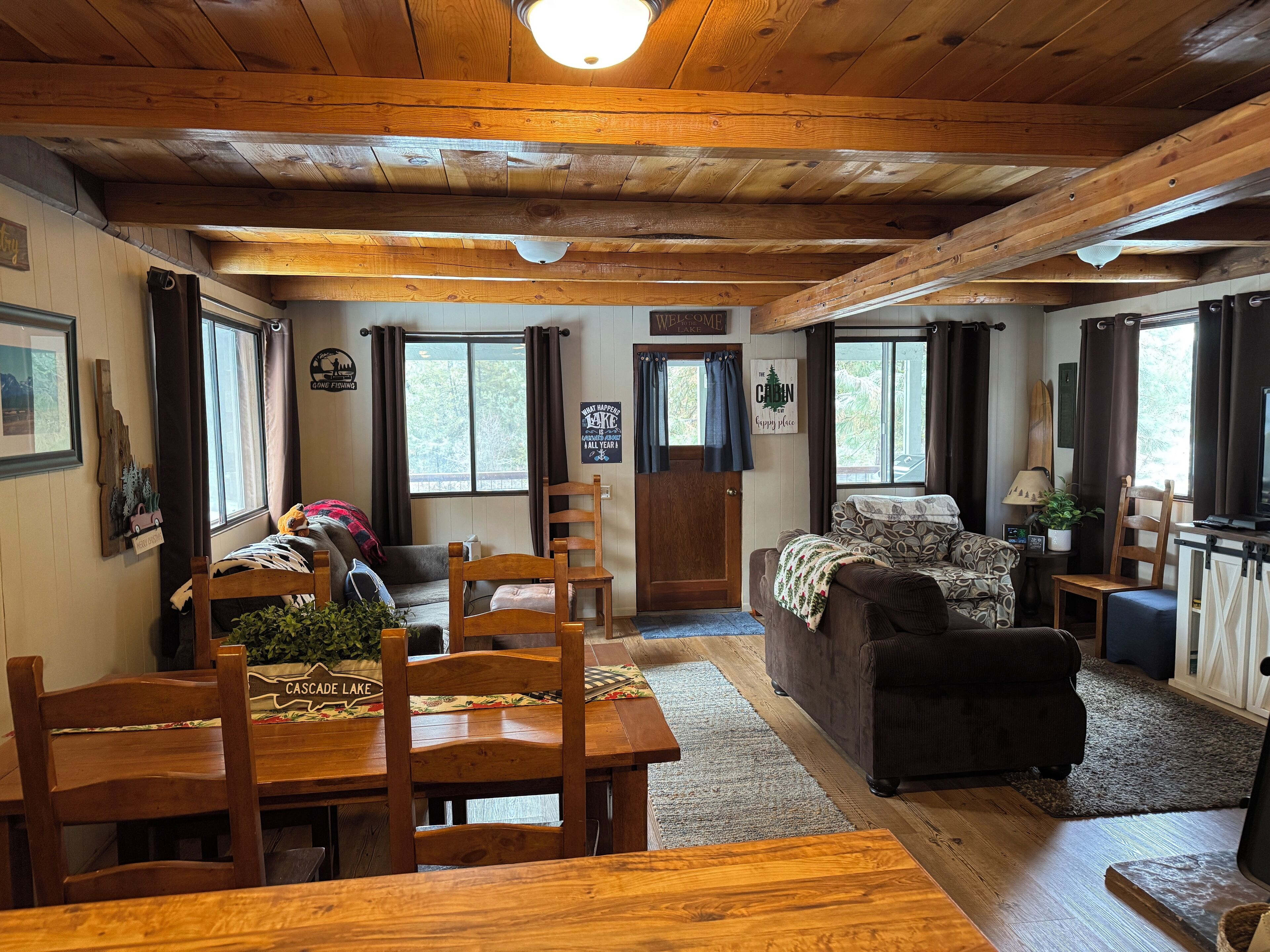 Large dinning table seats 6. Lots of seating in living area. 