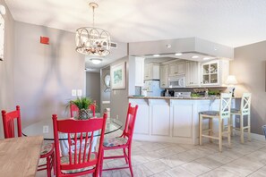 Dining - 2nd Floor Summerhouse Condo Directly On Gulf! Free Beach Chairs! (Panama City Beach)