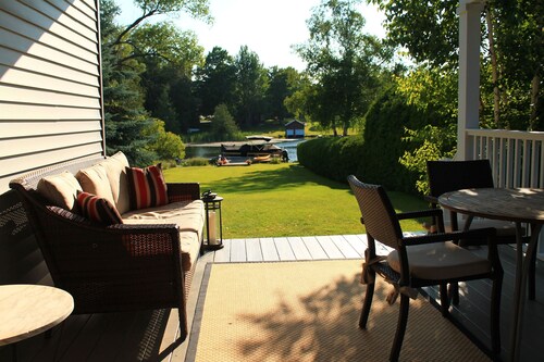 Waterfront Property on Lake Leelanau! Walk to Wineries & Restaurants incl Dock