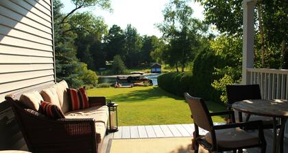 Waterfront Property on Lake Leelanau! Walk to Wineries & Restaurants incl Dock