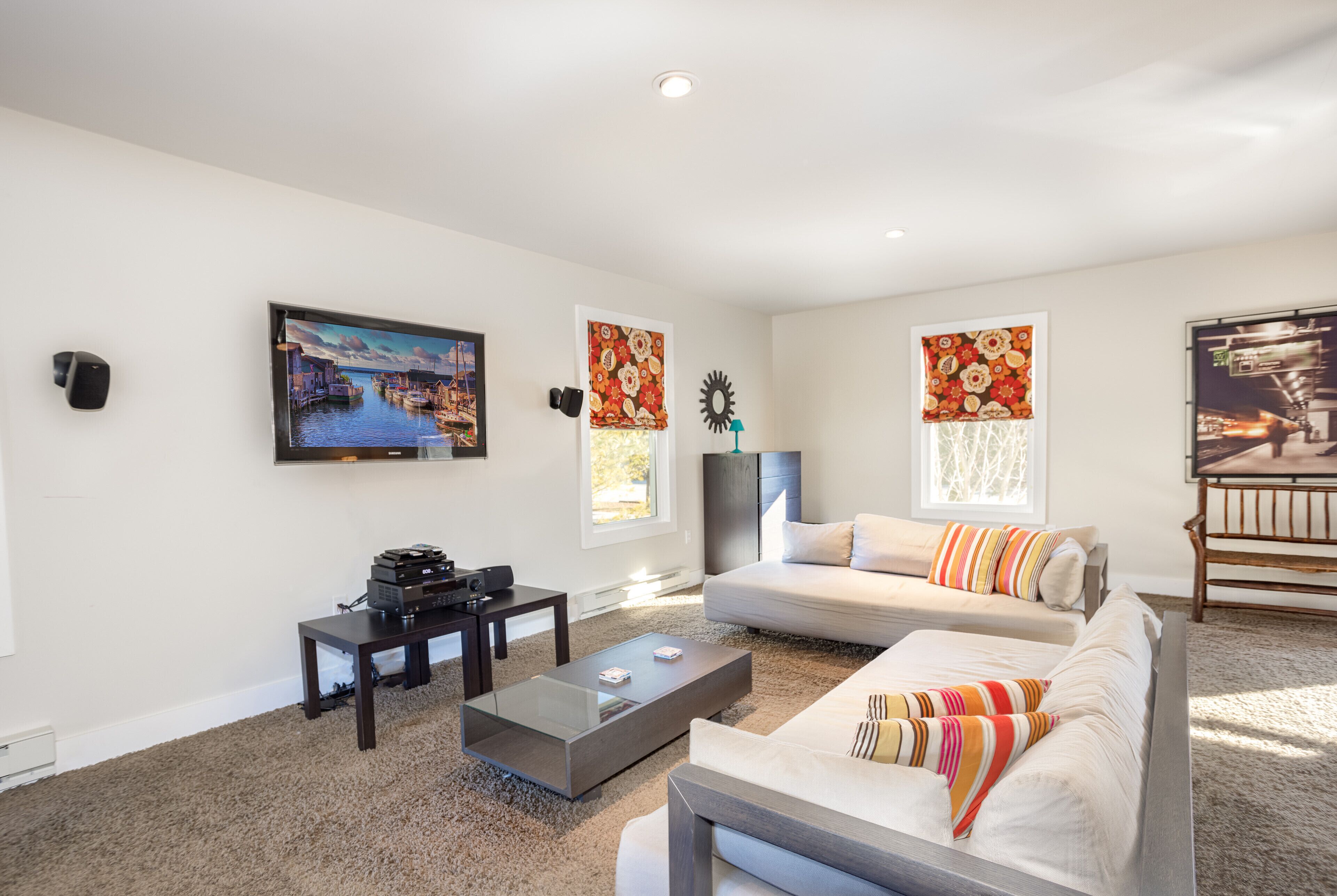 Smart TV, chimenea, tenis de mesa y libros 