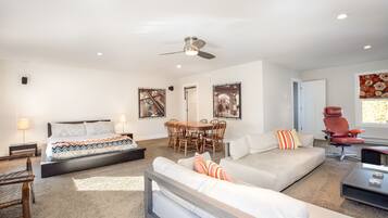Smart TV, chimenea, tenis de mesa y libros