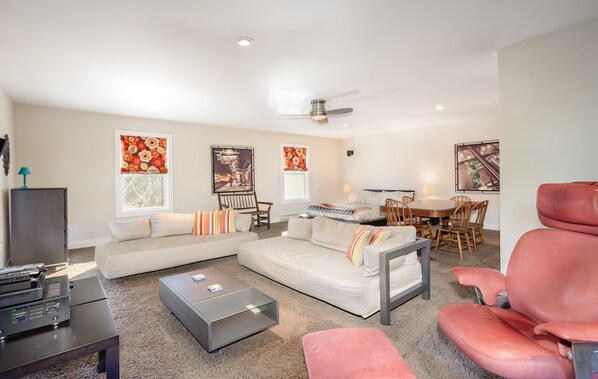 Smart TV, fireplace, ping pong, books