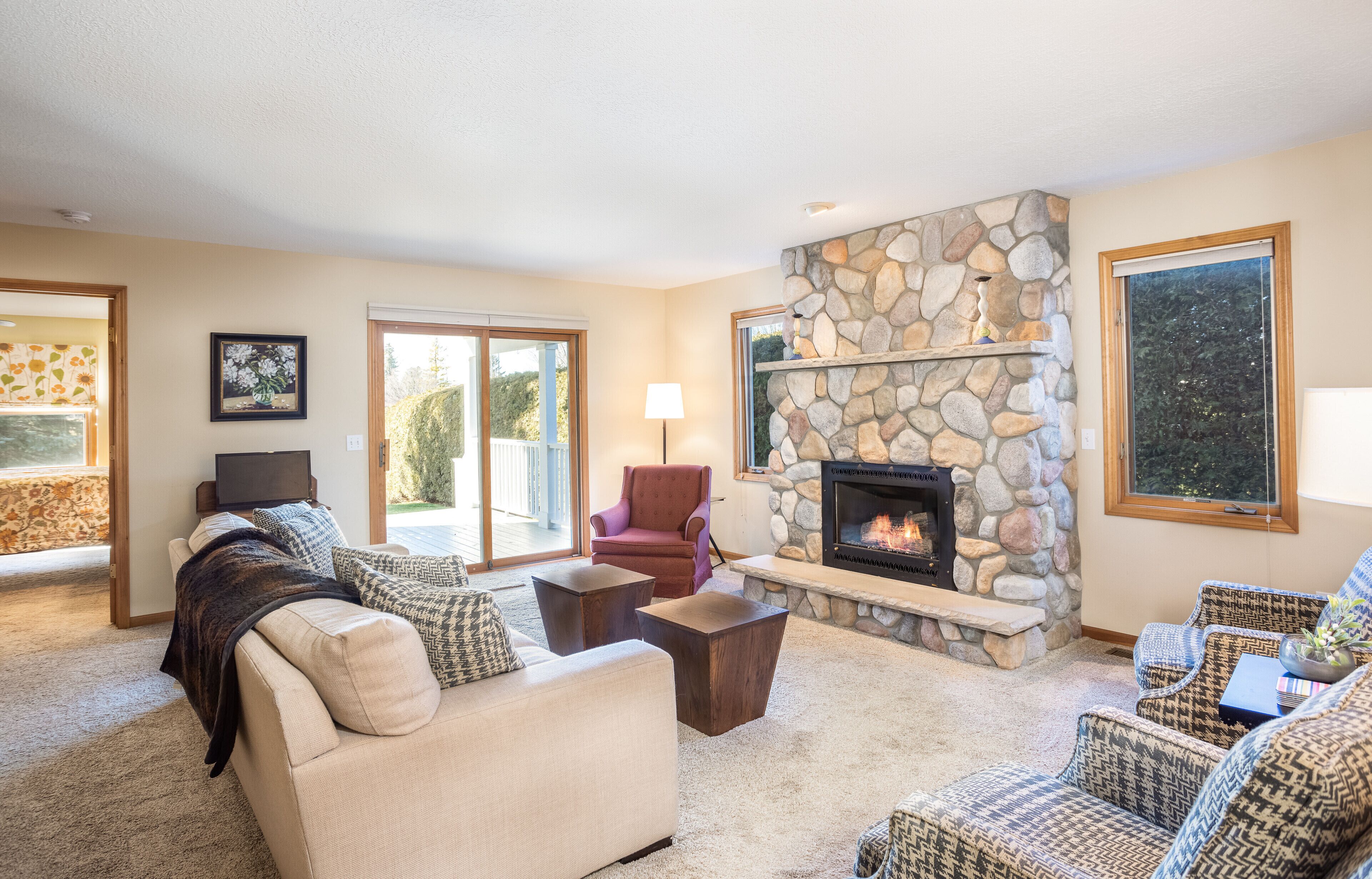 Lake Leelanau Waterfront OPEN for HOLIDAYS Near Wineries, Hiking, XC Ski