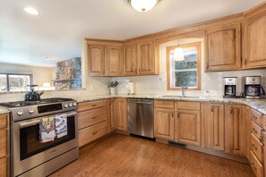 Kjøleskap, mikrobølgeovn, ovn og kokeplater