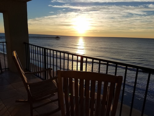 Beachy Oceanfront Condo with stunning views! Pet friendly, relaxing getaway!