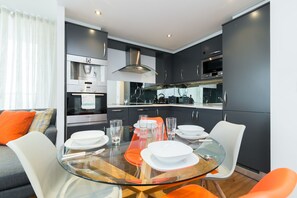 Apartment, 2 Bedrooms | In-room dining