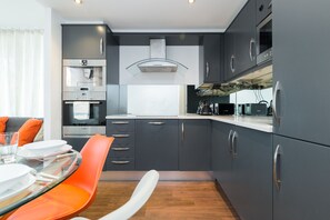 Full-sized fridge, microwave, oven, stovetop - SkyViews by Austin David Apartments (London)