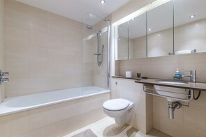 Apartment, 2 Bedrooms | Bathroom | Combined shower/tub, hair dryer