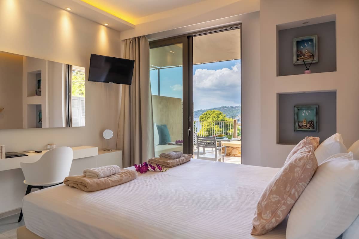 Dobbeltrom, 1 kingsize-seng, sjøutsikt | Minibar, safe på rommet, skrivebord og blendingsgardiner