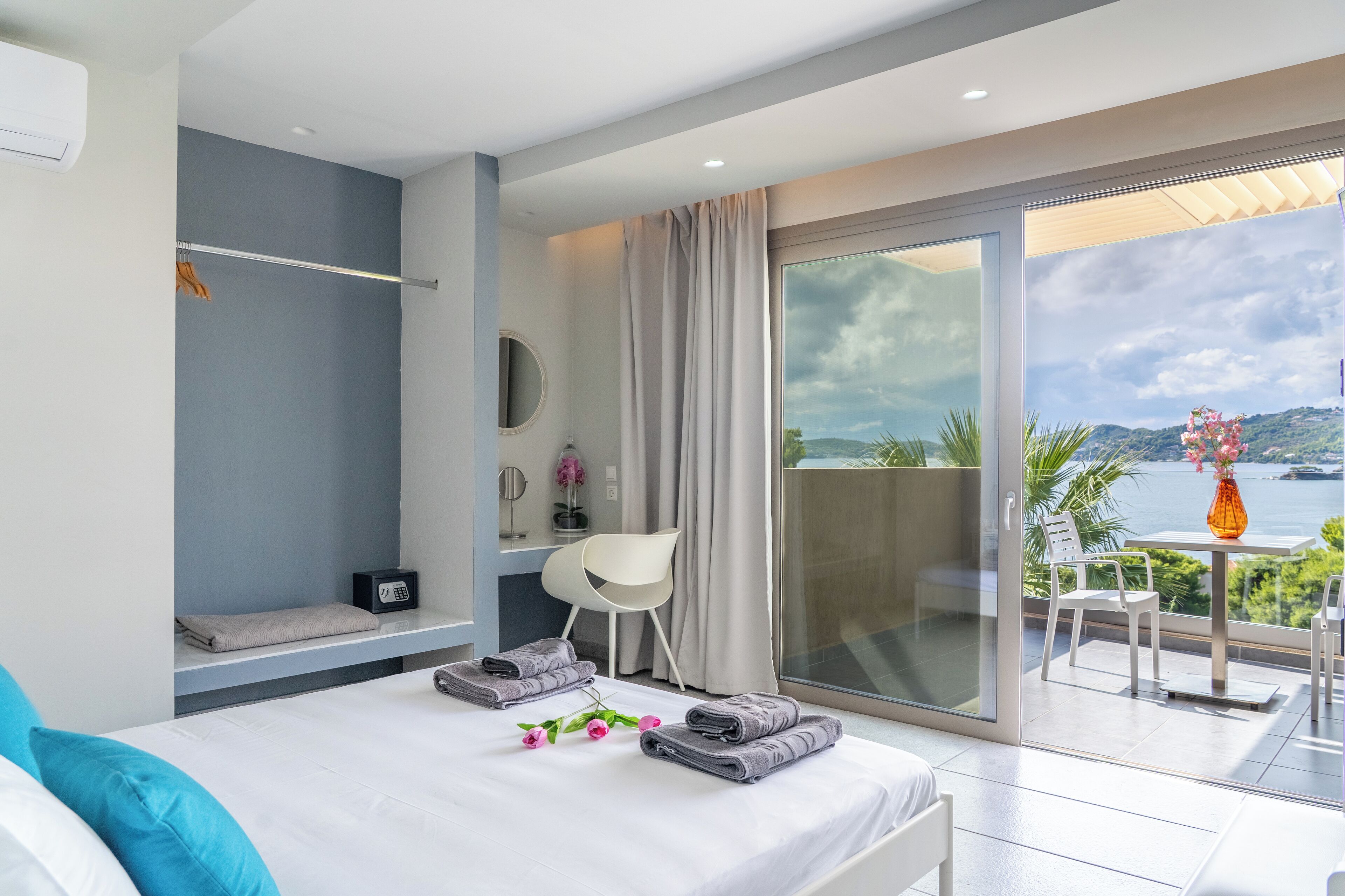 Dobbeltrom – deluxe, 1 kingsize-seng, sjøutsikt | Minibar, safe på rommet, skrivebord og blendingsgardiner