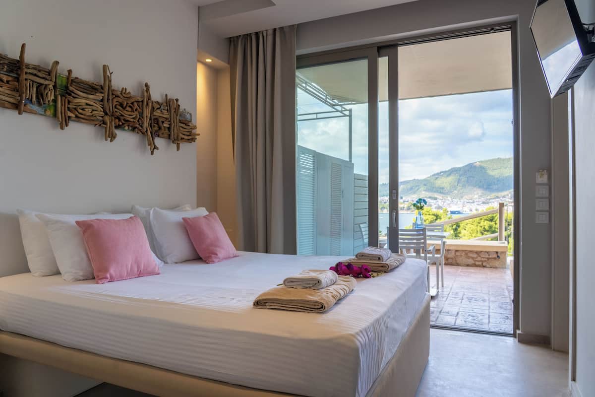 Familiesuite, 1 soverom, sjøutsikt | Minibar, safe på rommet, skrivebord og blendingsgardiner