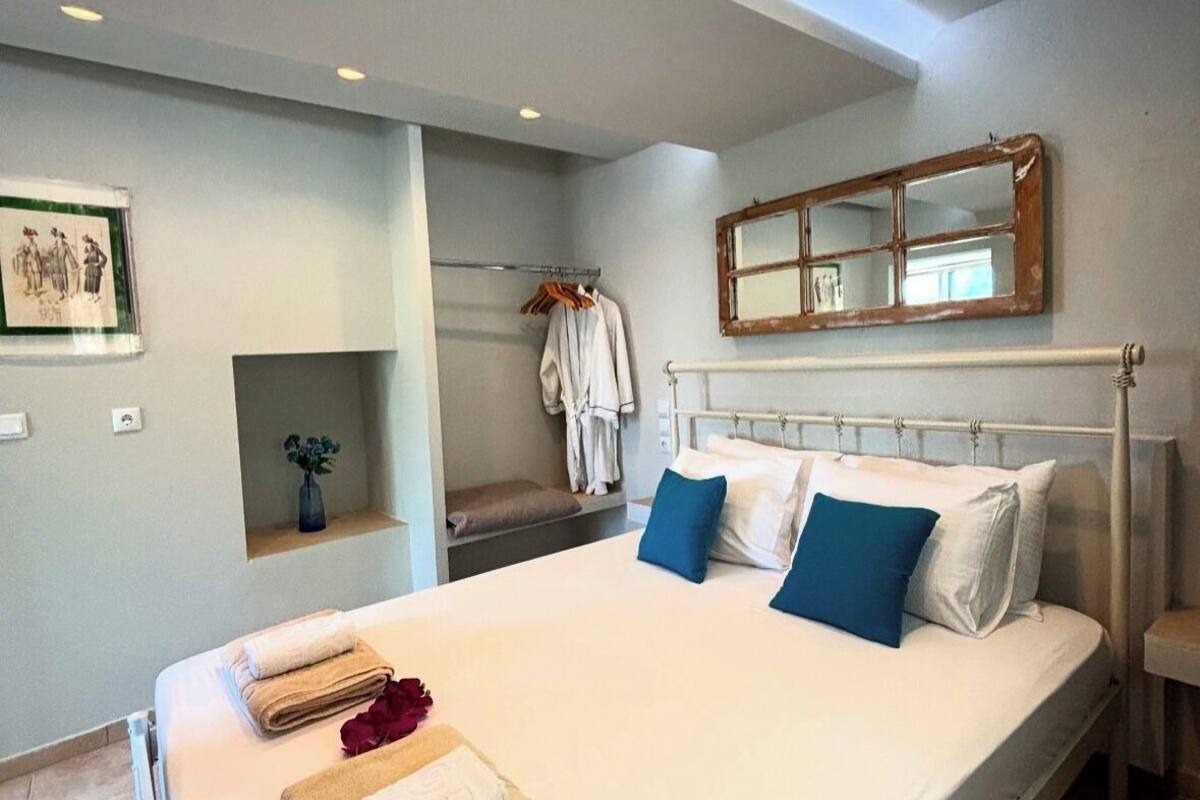 Deluxe Suite with Sea View | 1 bedroom, minibar, in-room safe, desk