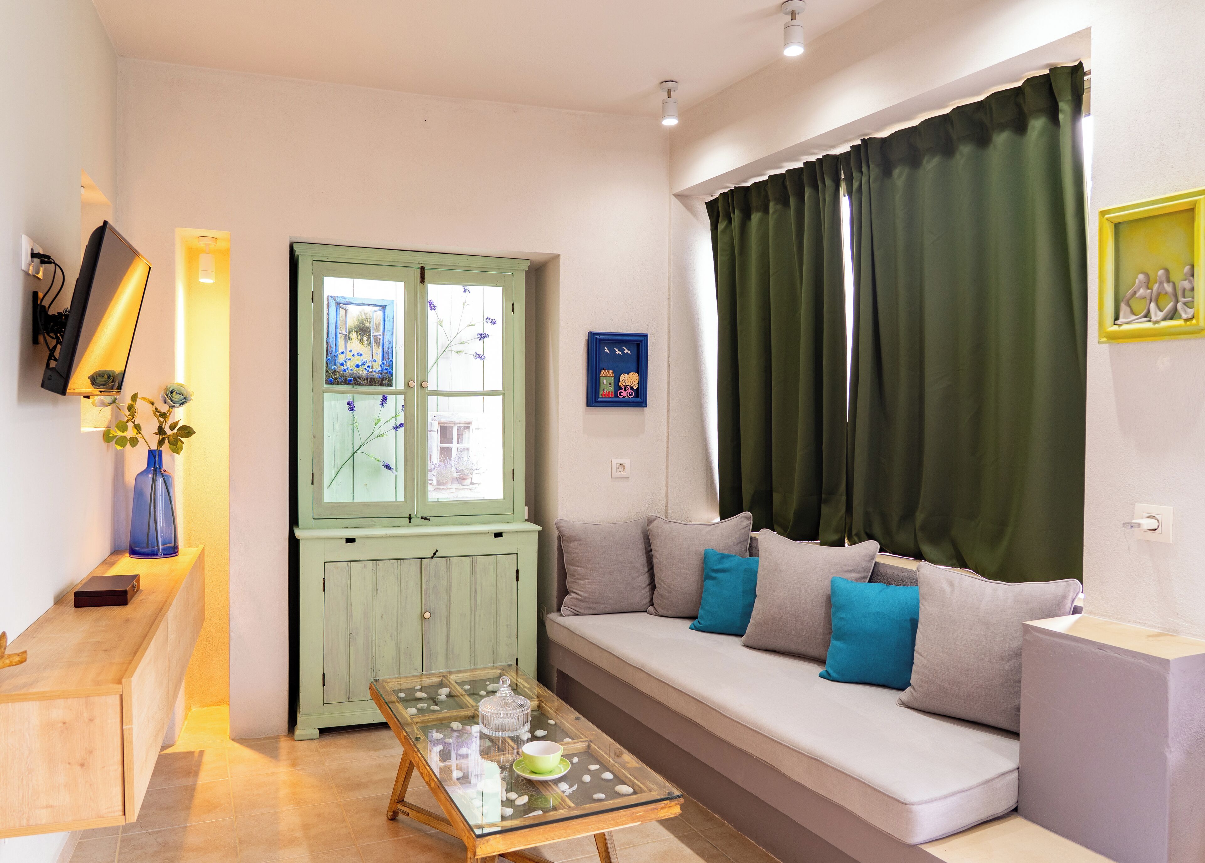 Dobbeltrom – deluxe | Oppholdsområde | Flatskjerm-TV og printere