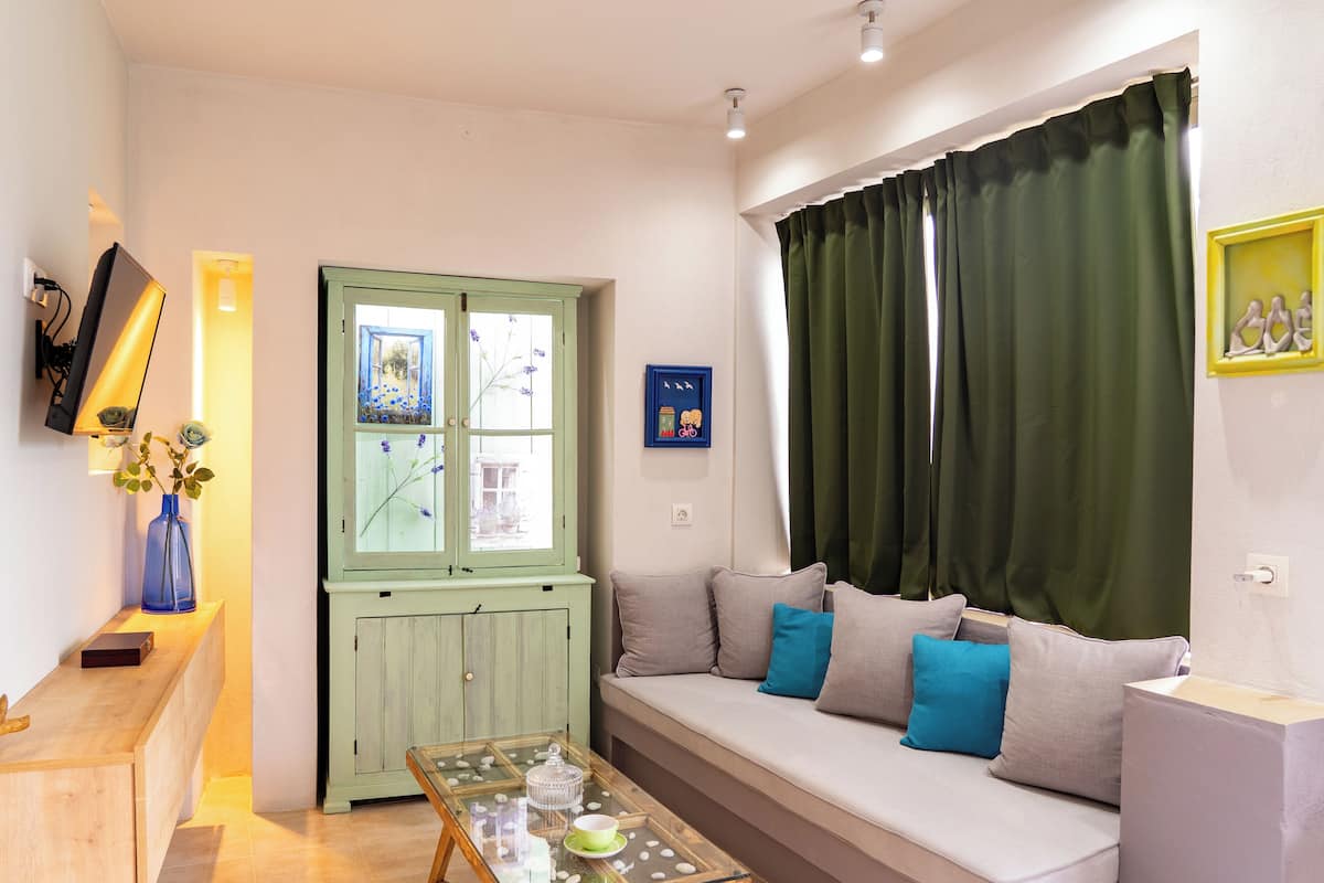 Dobbeltrom – deluxe | Oppholdsområde | Flatskjerm-TV og printere