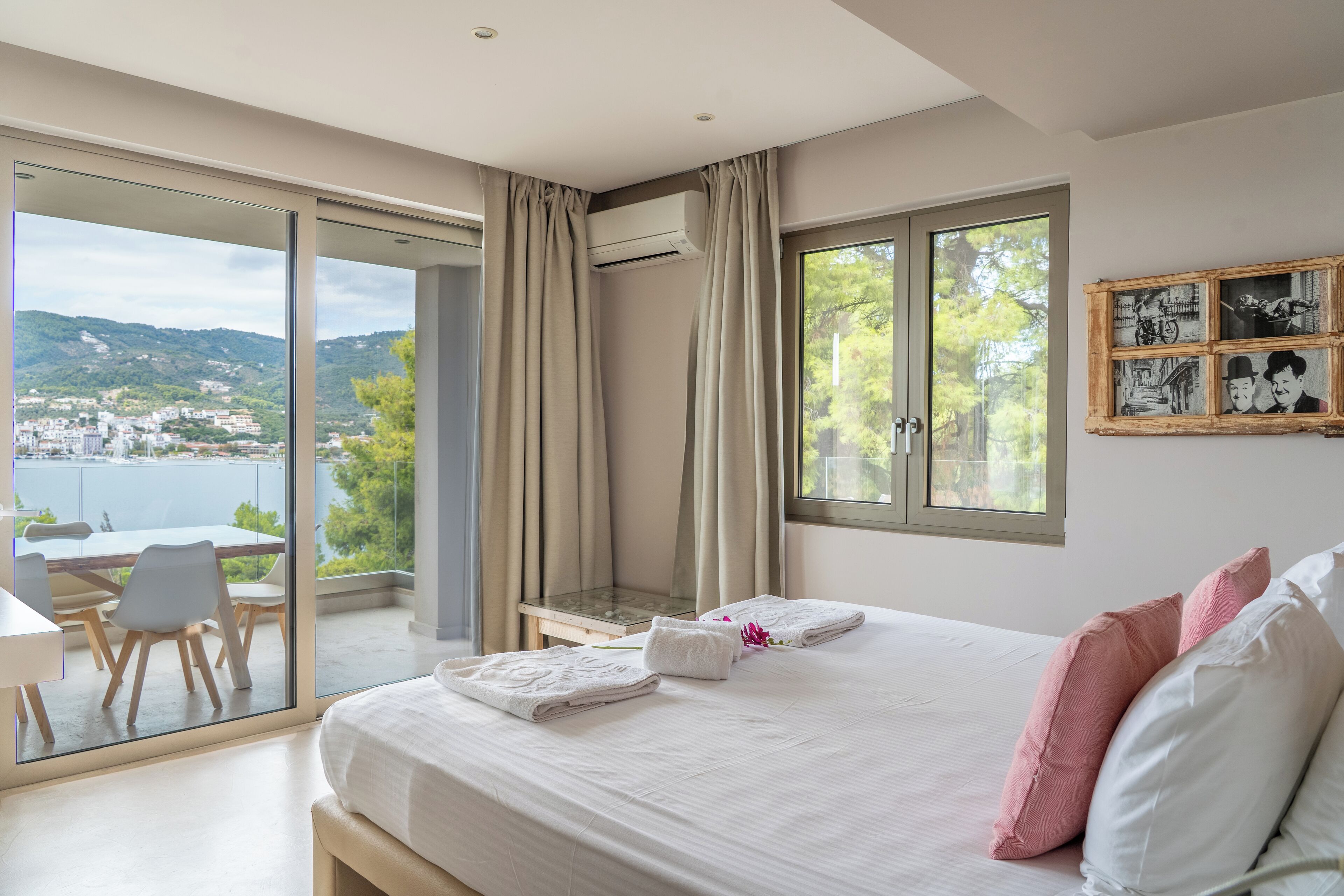 Suite – deluxe | Minibar, safe på rommet, skrivebord og blendingsgardiner