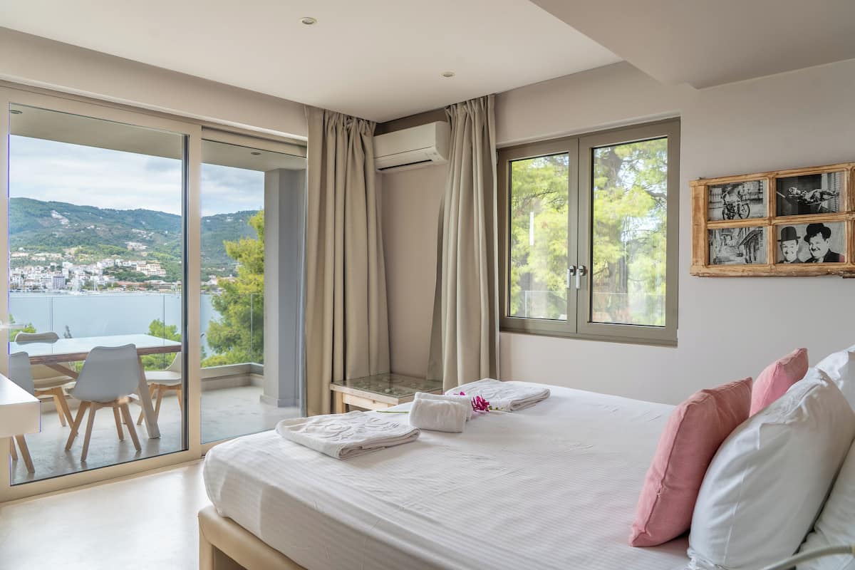 Suite – deluxe | Minibar, safe på rommet, skrivebord og blendingsgardiner