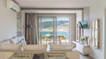 Suíte, 2 quartos, vista para o mar | Área de estar | TV de tela plana, impressoras