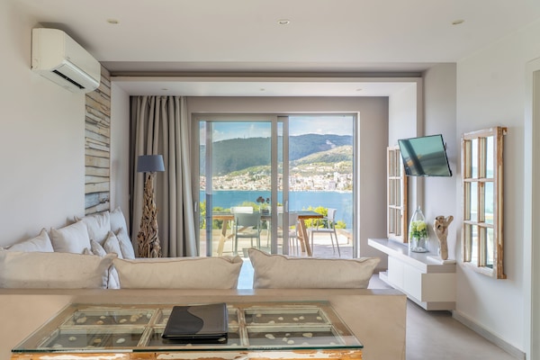 Suite, 2 Bedrooms, Sea View | Ruang tamu | TV skrin rata, pencetak