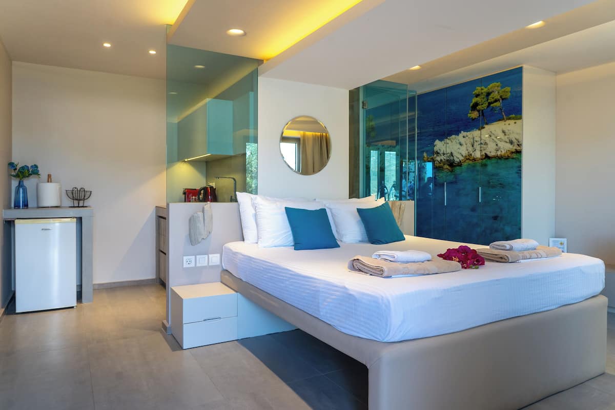 Dobbeltrom – superior, 1 kingsize-seng, sjøutsikt | Minibar, safe på rommet, skrivebord og blendingsgardiner