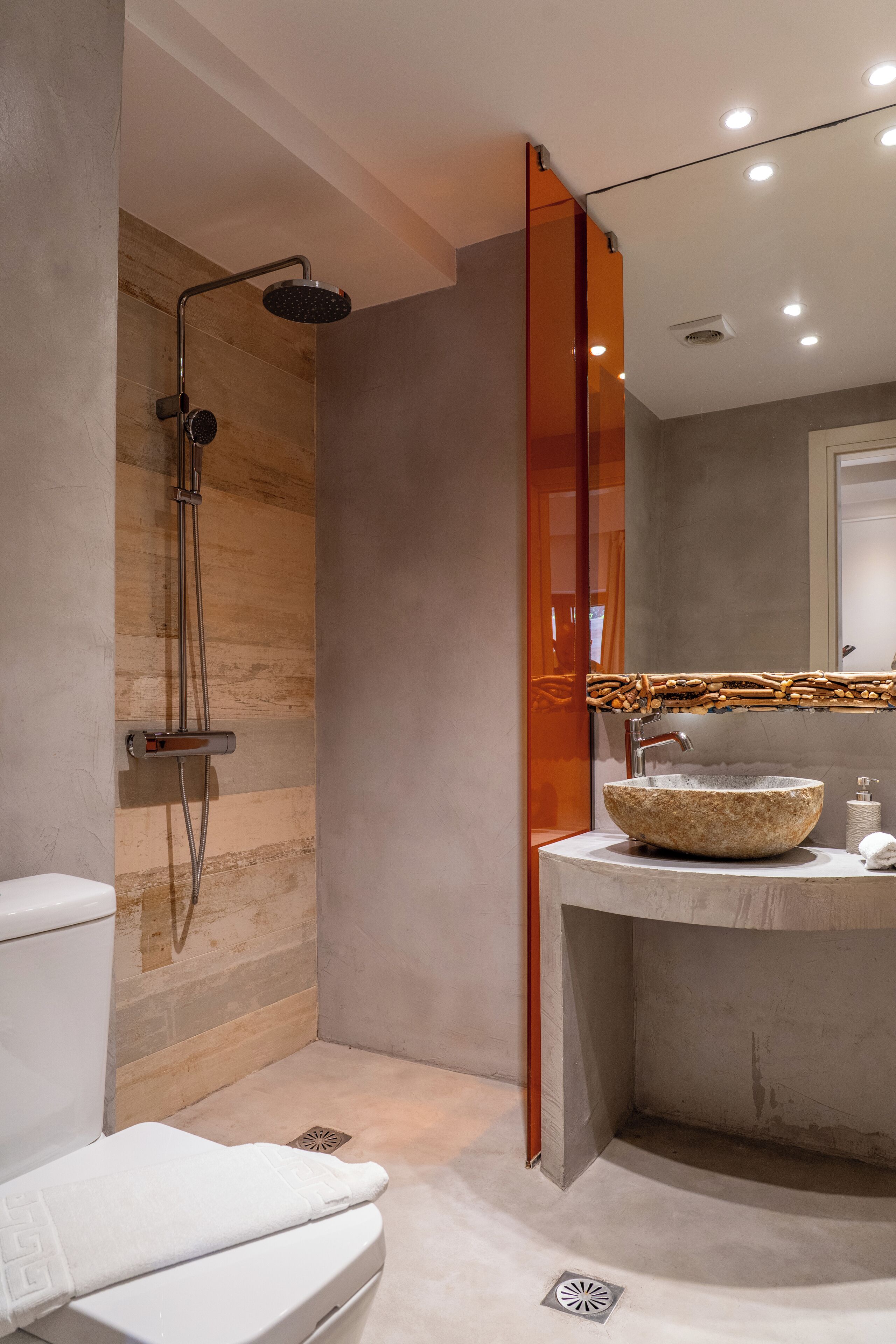 Un baño moderno con ducha, inodoro y lavamanos.