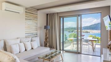 Suite, 2 chambres, vue mer | Coin séjour | Télévision à écran plat, imprimantes