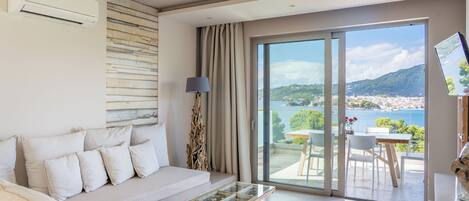 Suite, 2 chambres, vue sur la mer | Aire de séjour | Téléviseur à écran plat, imprimante