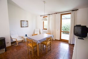 Villa, 2 Schlafzimmer | Wohnbereich | Fernseher