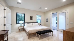 9 Schlafzimmer, Schreibtisch, Bügeleisen/Bügelbrett, Reisekinderbett