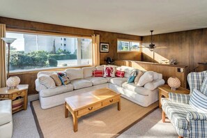 Smart TV, fireplace, DVD player, stereo