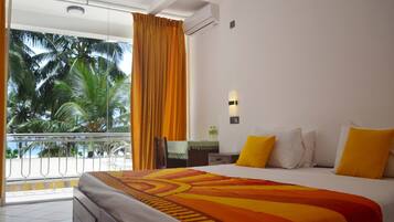 Quarto casal standard | Escrivaninha, roupa de cama