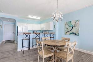 Dining - Emerald Isle Beach Front Condo. Free Beach Chairs and Dedicated Parking Spot (Panama City Beach)