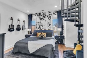 6 slaapkamers, een strijkplank/strijkijzer, wifi, beddengoed