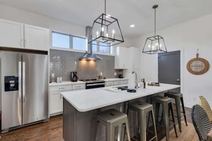 Een koelkast, een magnetron, een oven, een kookplaat