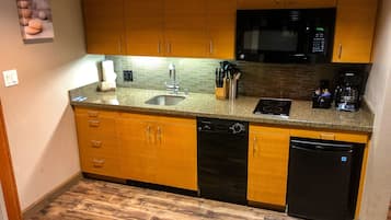 Fridge, microwave, stovetop, dishwasher