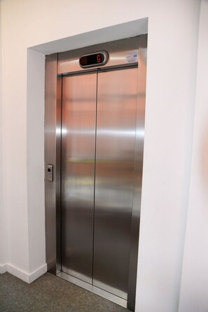 A modern elevator with a digital display showing the number 6. - Blackmore Court (Cork)