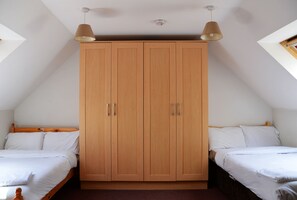 Basic Double Room, 1 Double Bed, Shared Bathroom | Desk, iron/ironing board, free WiFi, bed sheets - Blackmore Court (Cork)