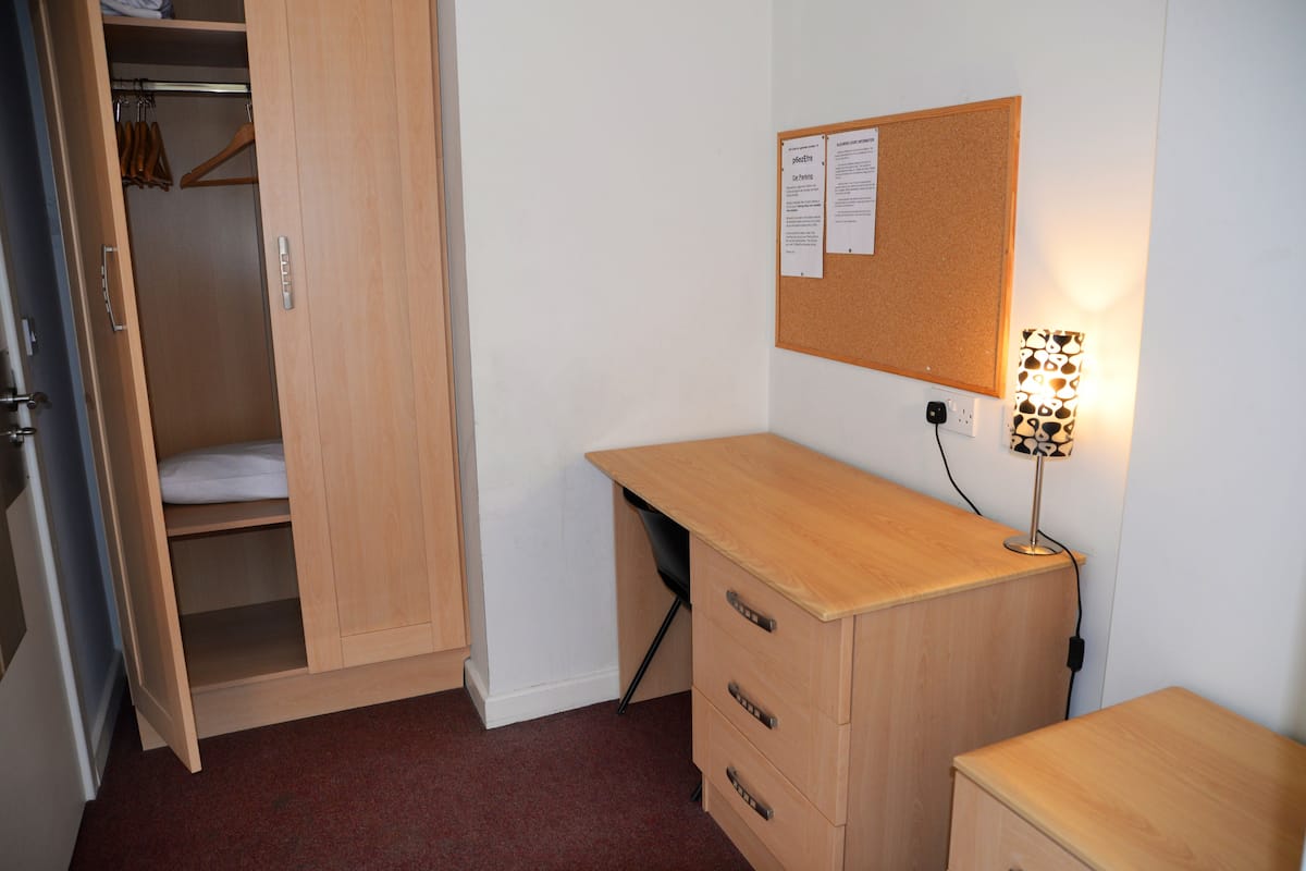 basic double room, 1 double bed, shared bathroom | desk, iron/ironing board, free wifi, bed sheets