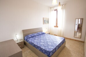 Apartment, 2 Bedrooms | 2 bedrooms, individually decorated, individually furnished, desk - Appartamento Mavielba Centro (Portoferraio)