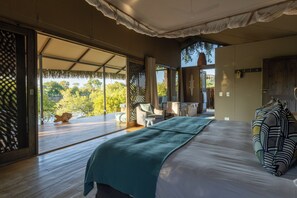 Suite, 1 Bedroom, River View, Garden Area | Premium bedding, minibar, in-room safe, desk - Chundu Island (Victoria Falls)