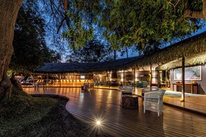 Outdoor dining - Chundu Island (Victoria Falls)