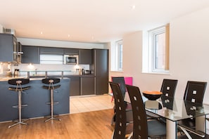 Apartment, 2 Bedrooms | In-room dining - Austin David Apartments - Tourist Pad (London)
